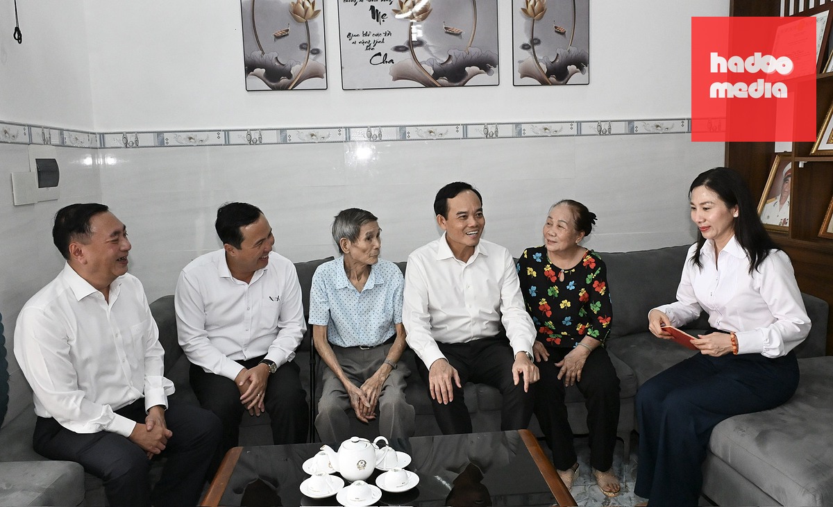 Bí thư Trần Lưu Quang đến thăm ông Nguyễn Xuân Viên và gia đình - Ảnh: VIỆT DŨNG