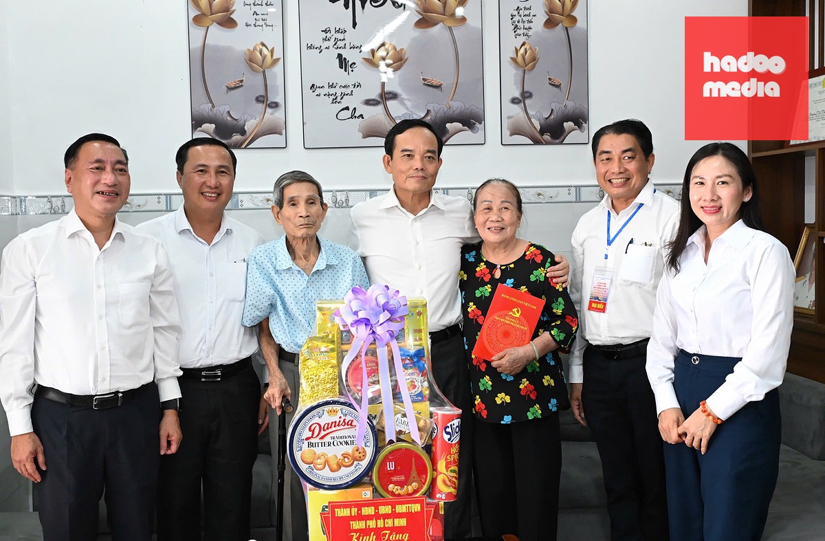 Bí thư Trần Lưu Quang cùng đoàn đến thăm ông Nguyễn Xuân Viên và gia đình - Ảnh: VIỆT DŨNG
