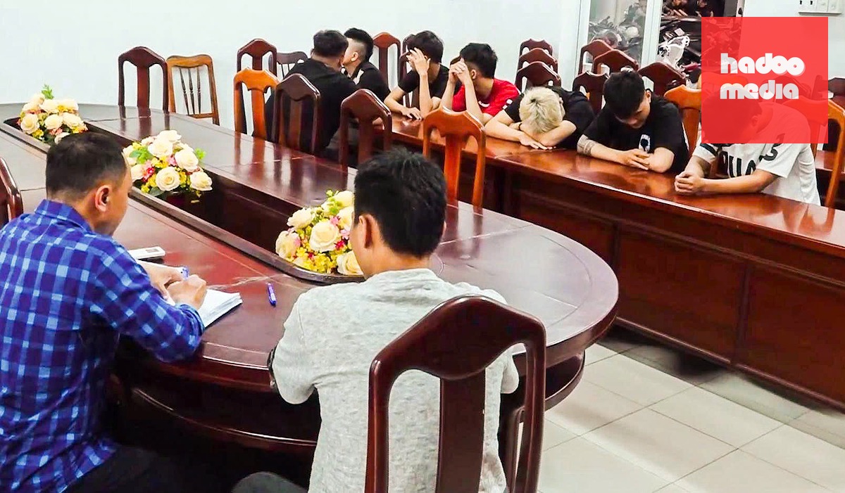 Nhóm thanh thiếu niên làm việc tại cơ quan chức năng - Ảnh: A.K
