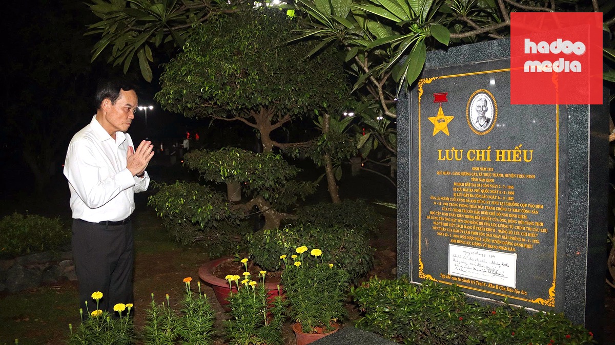 Bí thư Trần Lưu Quang tưởng niệm tại mộ liệt sĩ Lưu Chí Hiếu