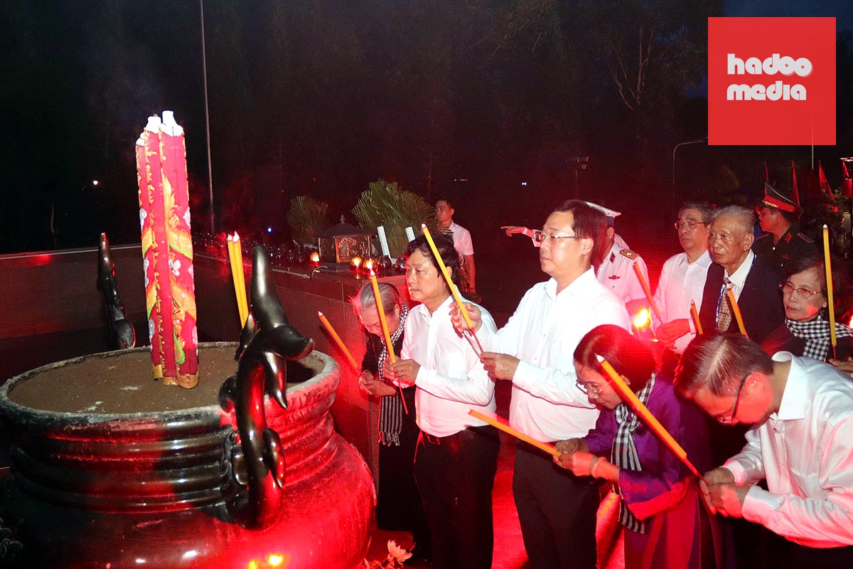 Lãnh đạo TP.HCM dâng hương tưởng niệm các anh hùng liệt sĩ