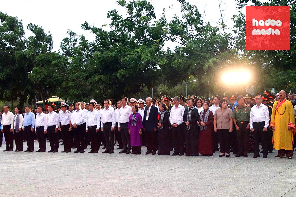 Thành ủy, HĐND, UBND, Ủy ban MTTQ Việt Nam TP.HCM tổ chức lễ dâng hoa, dâng hương và thắp nến tri ân anh hùng liệt sĩ - Ảnh: A.B.