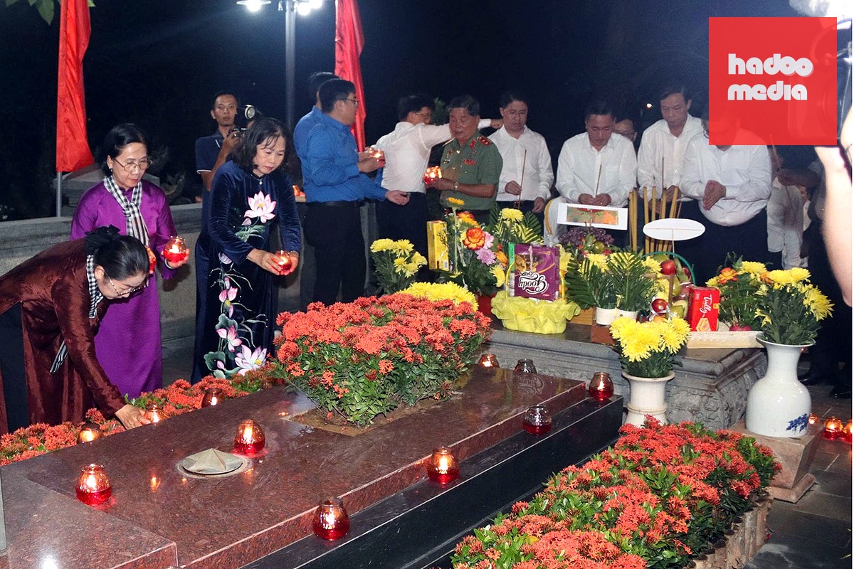 Các đại biểu thắp nến tri ân tại mộ phần các anh hùng liệt sĩ