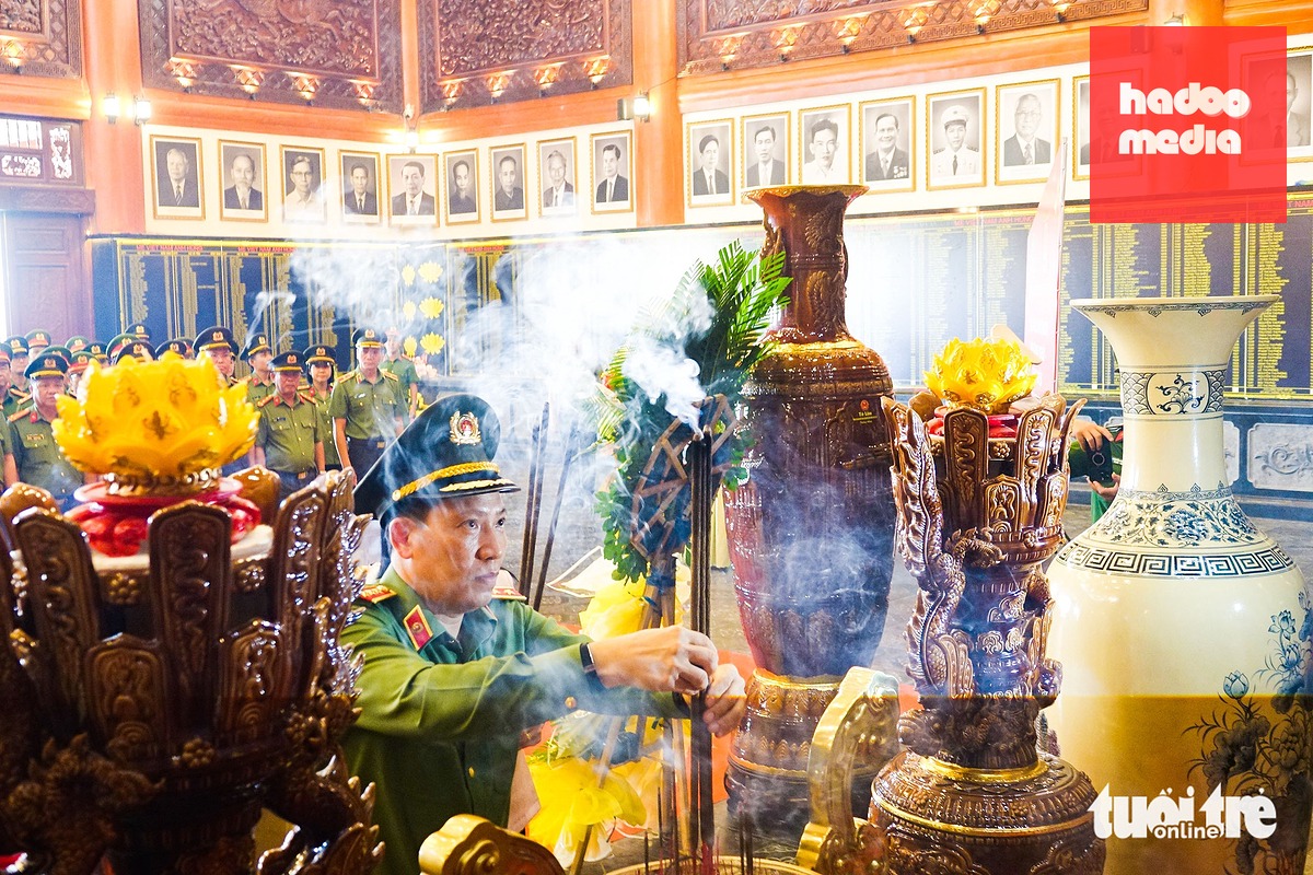 Thượng tướng Lê Văn Tuyến - Thứ trưởng Bộ Công an - dâng hương Đền tưởng niệm các anh hùng liệt sĩ và người có công với cách mạng tỉnh An Giang - Ảnh: CHÍ CÔNG