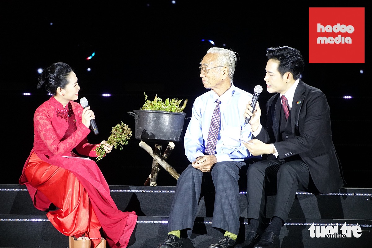 Thượng tá Nguyễn Văn Bấu (giữa) - nguyên Phó giám đốc Công an tỉnh Kiên Giang cũ (nay là An Giang), nguyên cán bộ An ninh Khu 9 - giao lưu, chia sẻ về những năm tháng gian khổ chống giặc ngoại xâm ở rừng U Minh Thượng - Ảnh: CHÍ CÔNG