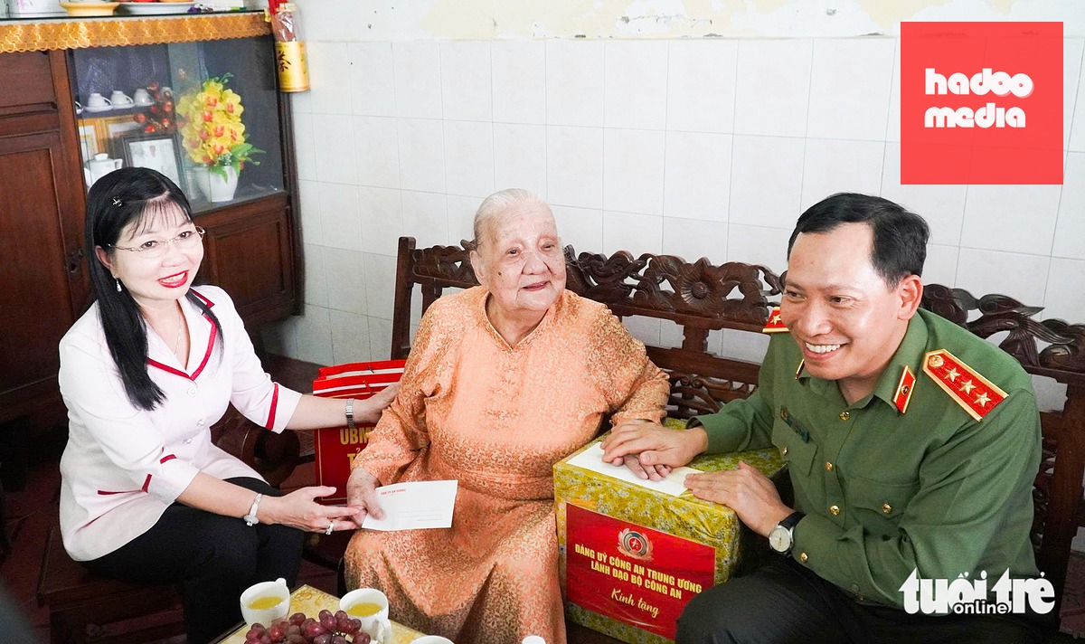Thượng tướng Lê Văn Tuyến - Thứ trưởng Bộ Công an - cùng lãnh đạo Tỉnh ủy An Giang thăm Mẹ Việt Nam anh hùng ở phường Rạch Giá (tỉnh An Giang) - Ảnh: CHÍ CÔNG