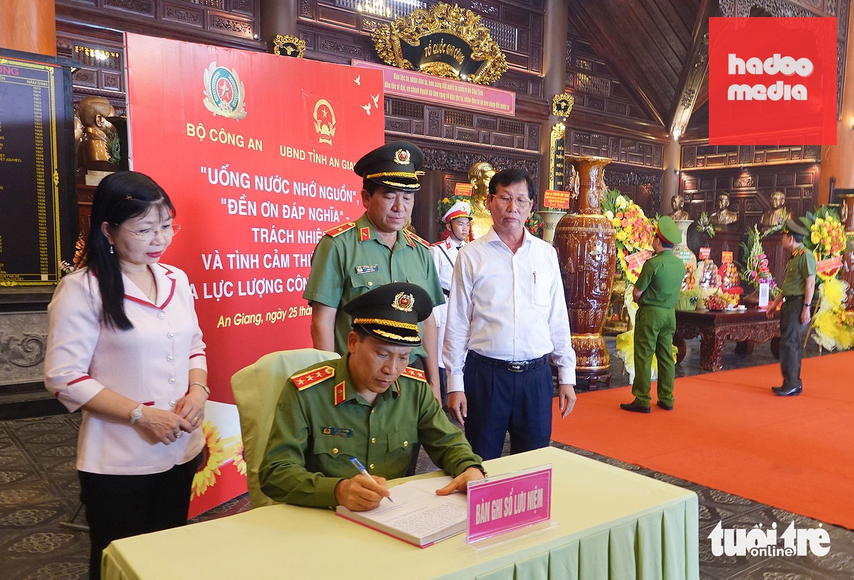 Thượng tướng Lê Văn Tuyến - Thứ trưởng Bộ Công an - ghi sổ lưu niệm tại Đền tưởng niệm các anh hùng liệt sĩ và người có công với cách mạng tỉnh An Giang - Ảnh: CHÍ CÔNG
