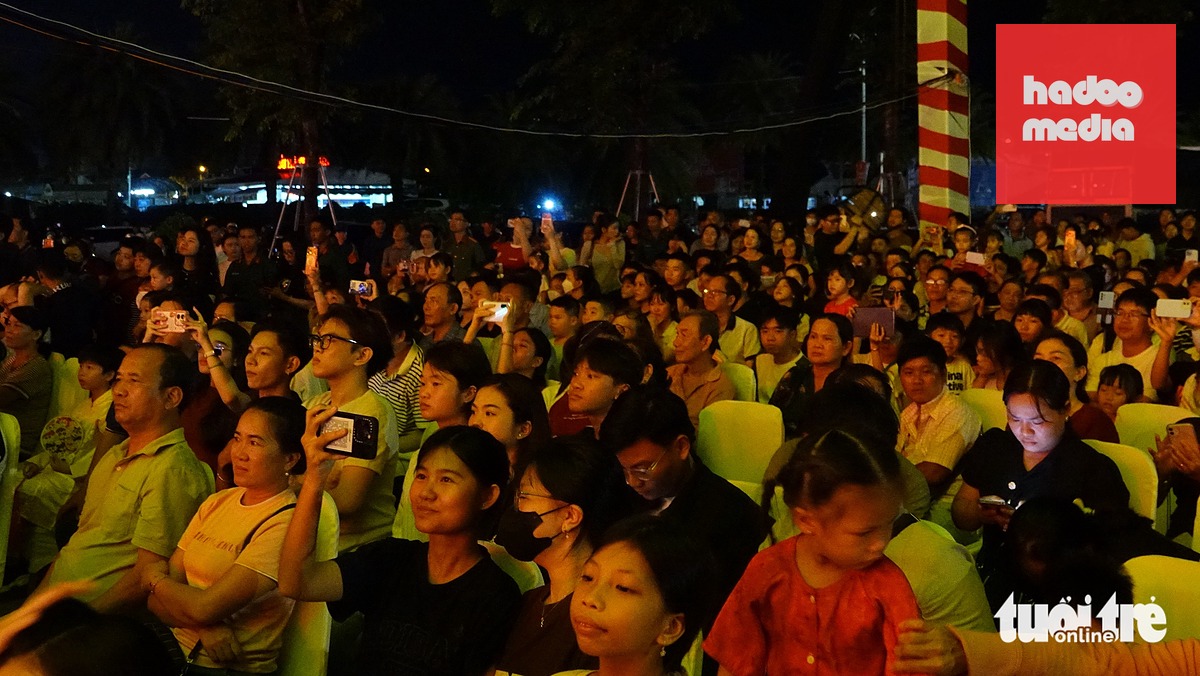 Hàng ngàn người dân ở An Giang đến xem chương trình nghệ thuật "Giữ trọn lời thề" - Ảnh: CHÍ CÔNG