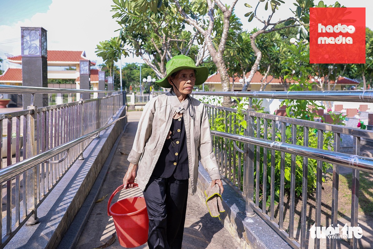 Người phụ nữ hơn 40 năm lặng thầm chăm lo những phần mộ liệt sĩ - Ảnh 4.