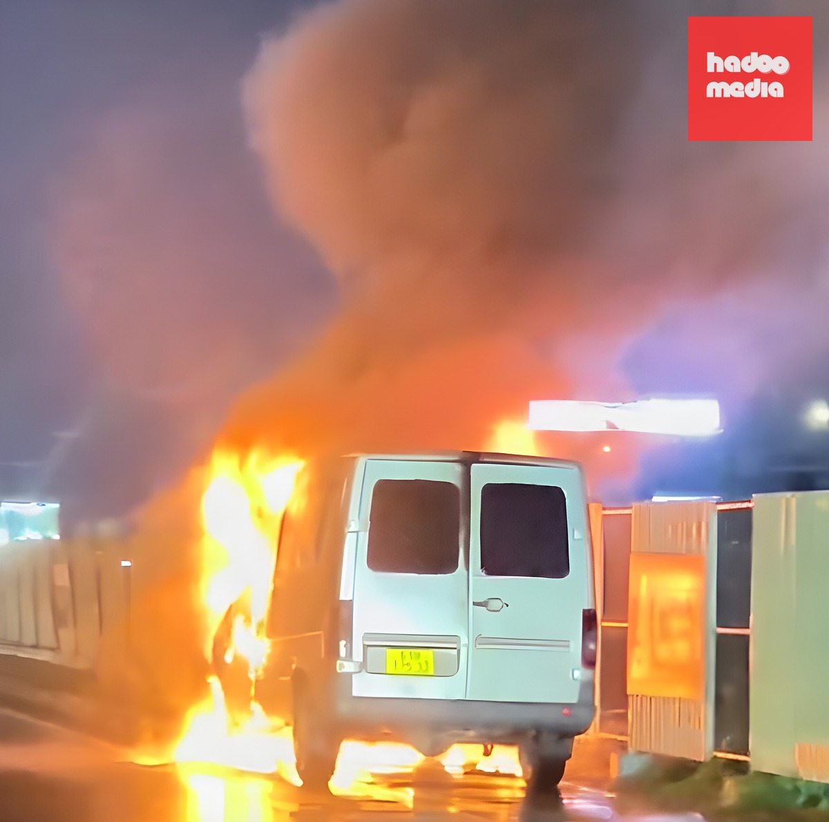 Chiếc xe bén lửa từ phía trước, sau đó lan nhanh vào thân xe và bao trùm - Ảnh cắt từ clip
