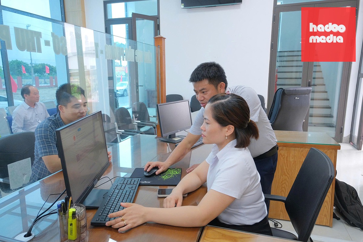 Nhân viên VNPT hỗ trợ cán bộ xã sử dụng các nghiệp vụ trên Cổng dịch vụ công quốc gia - Ảnh minh họa