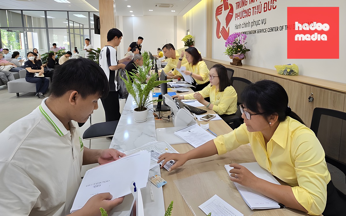 Người dân đang được giải quyết thủ tục hành chính tại phường Thủ Đức - Ảnh: ÁI NHÂN