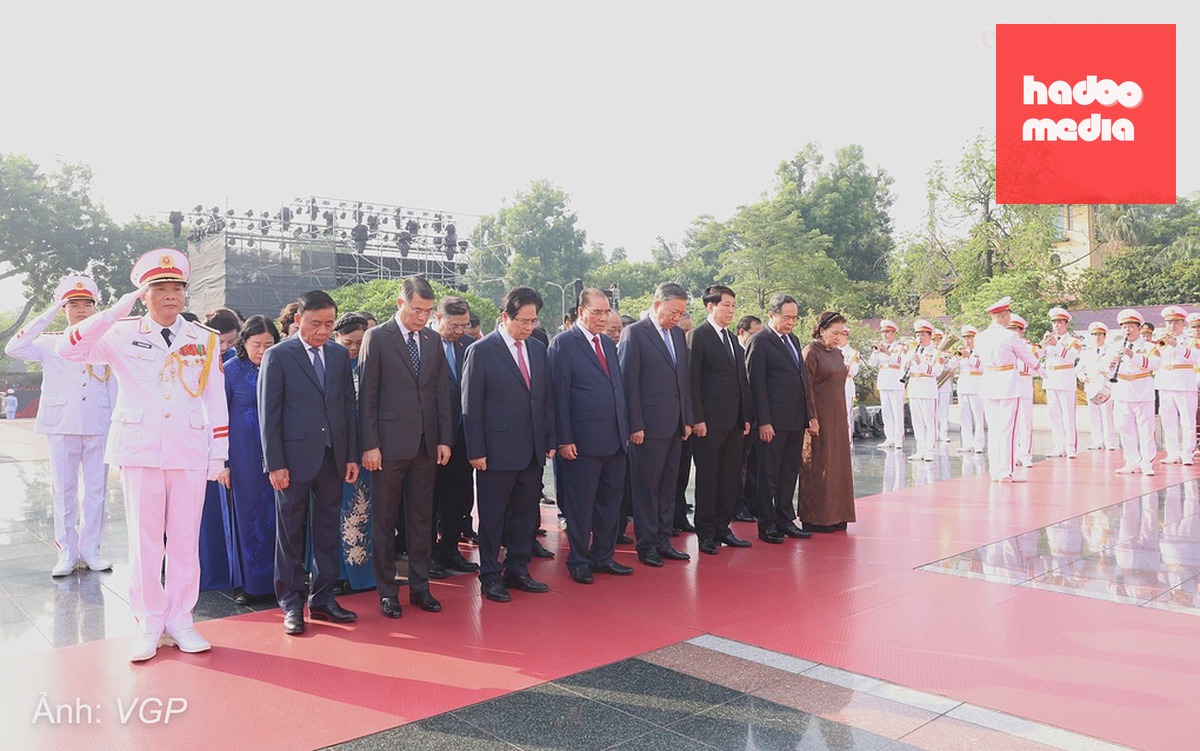Lãnh đạo, nguyên lãnh đạo Đảng, Nhà nước dâng hương tưởng niệm Anh hùng liệt sĩ tại Đài tưởng niệm trên đường Bắc Sơn, Hà Nội, sáng 26/7. Ảnh: Nhật Bắc/VGP