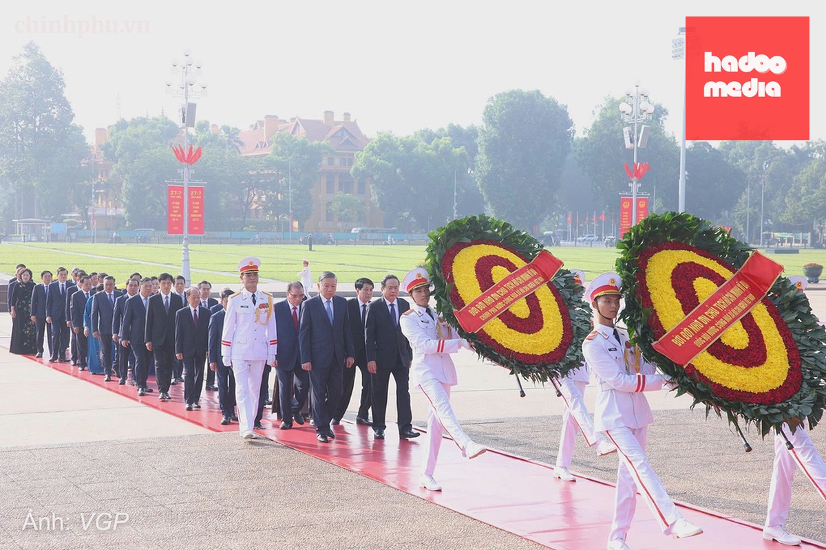 Đoàn đại biểu Ban Chấp hành Trung ương Đảng, Chủ tịch nước, Quốc hội, Chính phủ đến đặt vòng hoa và vào Lăng viếng Chủ tịch Hồ Chí Minh. Ảnh: VGP/Nhật Bắc