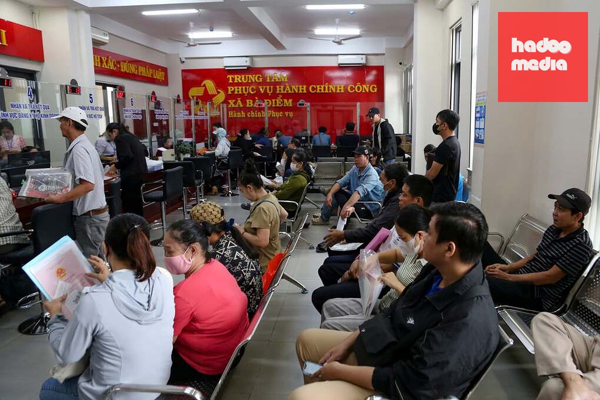 Trung tâm hành chính công tại UBND xã Bà Điểm, TPHCM tất nập người dân ra vào làm thủ tục. Ảnh: Đình Văn