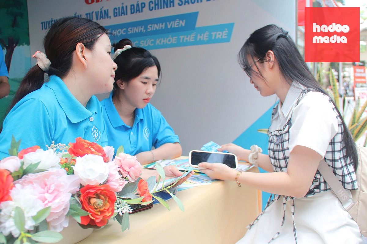 BHXH Đà Nẵng giải đáp, tư vấn cho người tham gia bảo hiểm - Ảnh: TRƯỜNG TRUNG