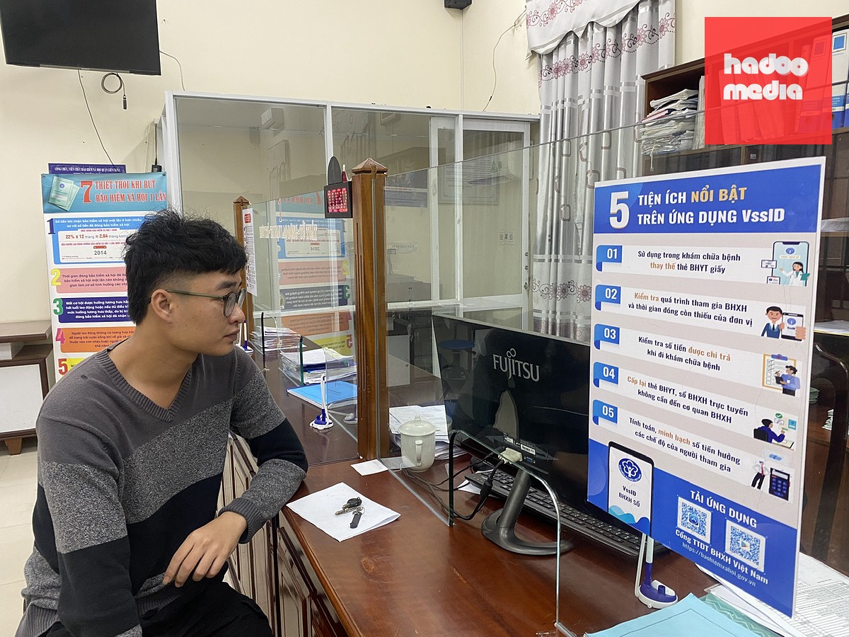 Người dân Đà Nẵng đến cơ quan BHXH tìm hiểu chính sách đóng BHXH - Ảnh: TRƯỜNG TRUNG