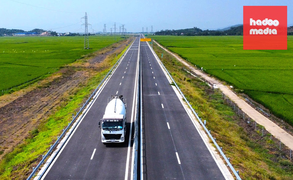 Xe tải chạy trên cao tốc Chí Thạnh - Vân Phong - Ảnh: NGUYỄN HOÀNG