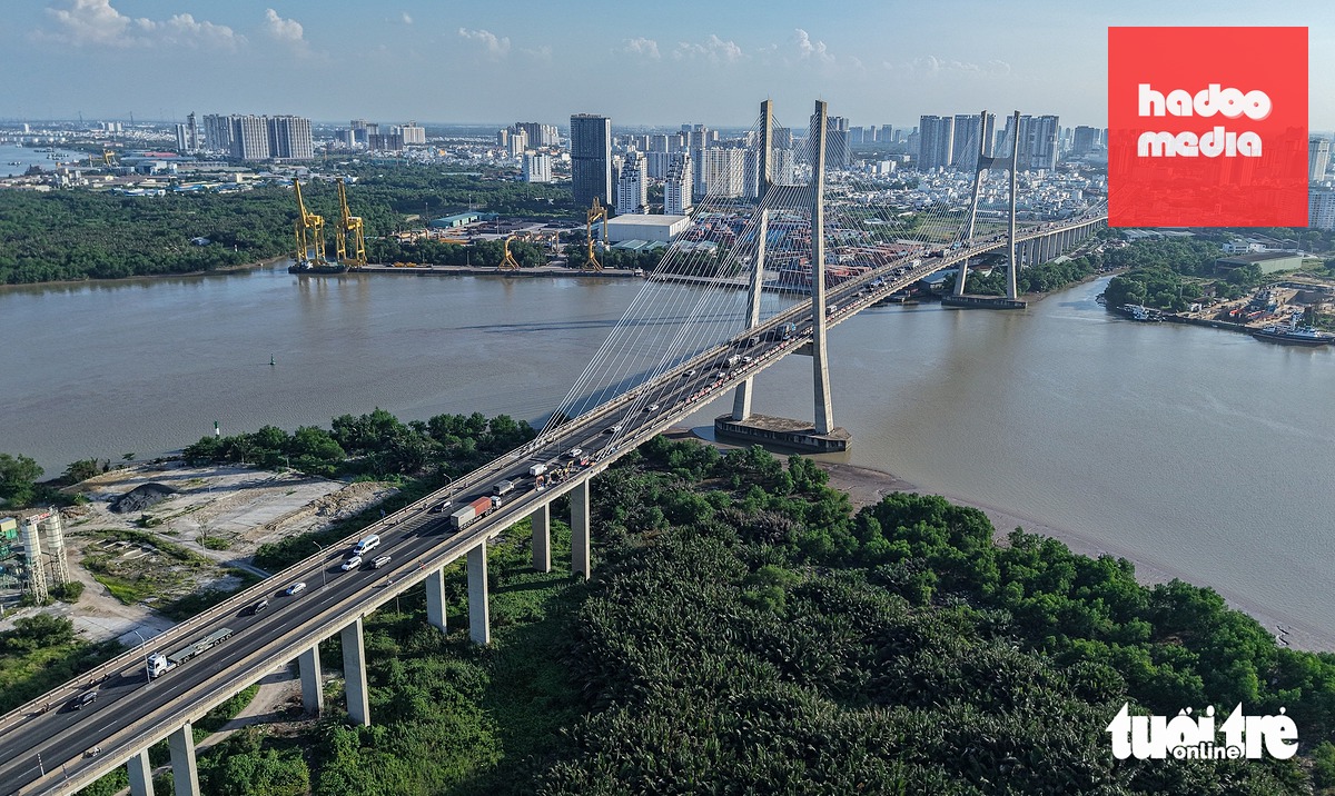 Cầu Phú Mỹ trên tuyến vành đai 2, mắt xích giao thông, logistics trọng điểm kết nối khu Đông và khu Nam TP.HCM. Công trình đang được TP.HCM nghiên cứu, mở rộng đồng bộ, vốn khoảng 5.300 tỉ đồng, nhằm đáp ứng sự phát triển giao thông, hạ tầng khu vực - Ảnh: THUẬN VĂN