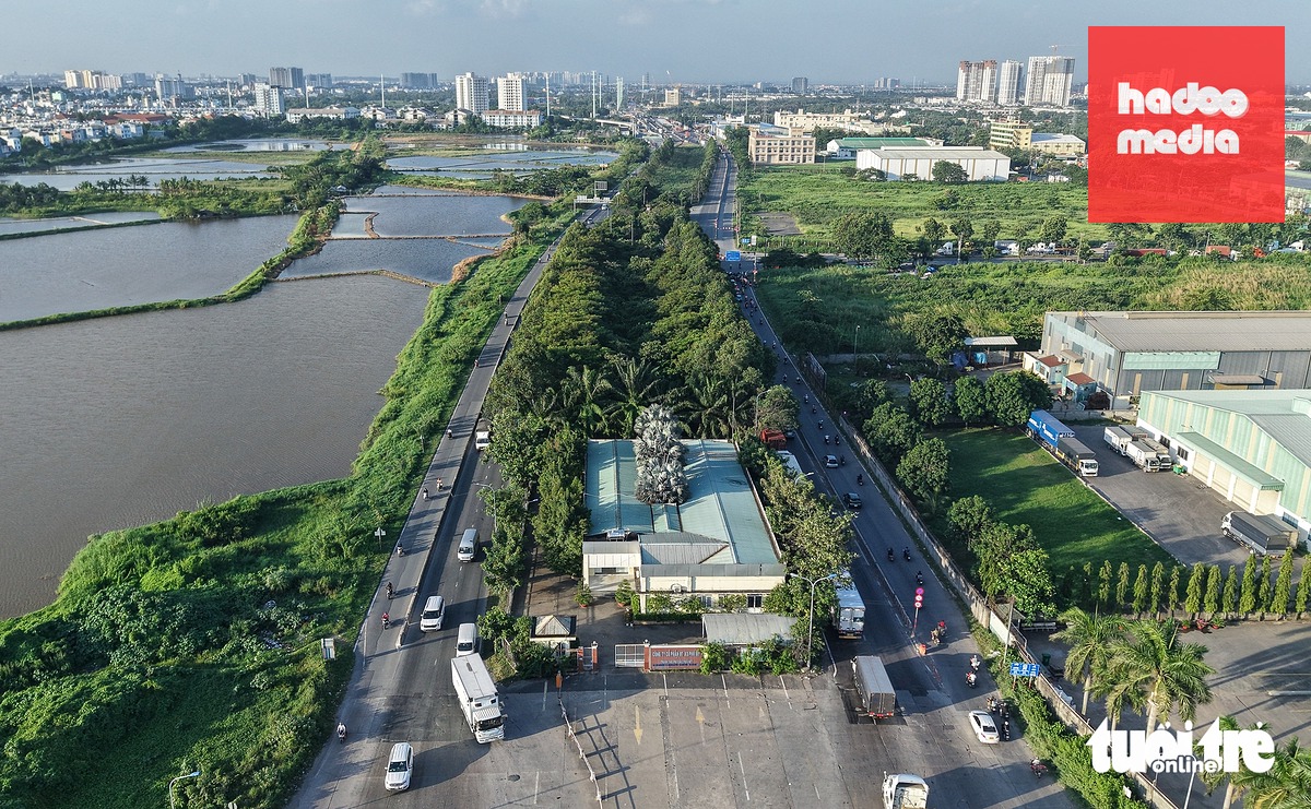 Đường Võ Chí Công giữ vai trò kết nối cầu Phú Mỹ với nút giao Mỹ Thủy, cao tốc TP.HCM - Long Thành - Dầu Giây và nhiều đầu mối hạ tầng chiến lược của khu Đông. TP.HCM dự kiến chi gần 5.500 tỉ đồng mở rộng 8,3km đoạn đường này (từ cầu Phú Mỹ đến cầu Phú Hữu) để xóa điểm nghẽn vành đai 2 - Ảnh: ĐỨC PHÚ