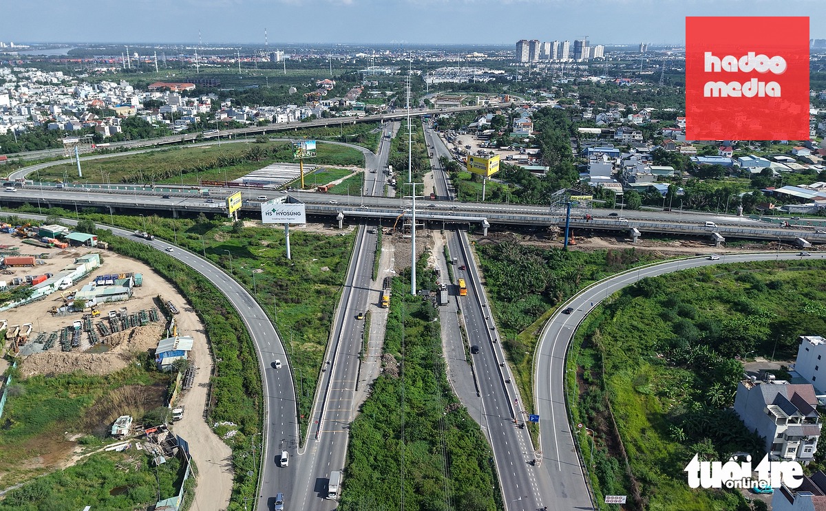 Nút giao vành đai 2 (Võ Chí Công) với cao tốc TP.HCM - Long Thành - Dầu Giây, điểm trung chuyển chiến lược kết nối luồng hàng hóa khu Đông TP.HCM, cụm cảng Cát Lái với các tỉnh Đông Nam Bộ và sân bay quốc tế Long Thành - Ảnh: ĐỨC PHÚ