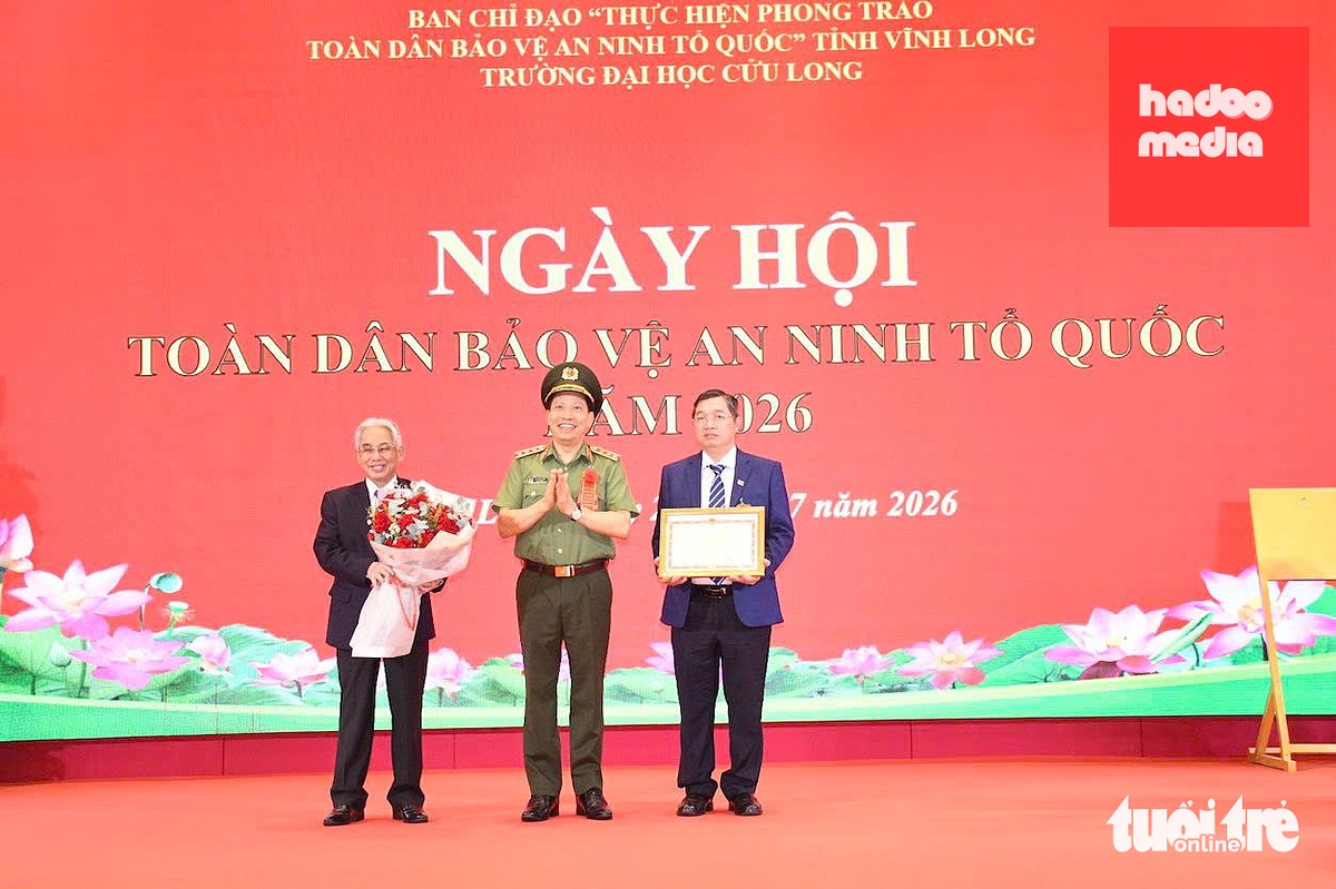 Thượng tướng Lê Văn Tuyến - Thứ trưởng Bộ Công an (giữa) - trao bằng khen - Ảnh: HOÀI THƯƠNG