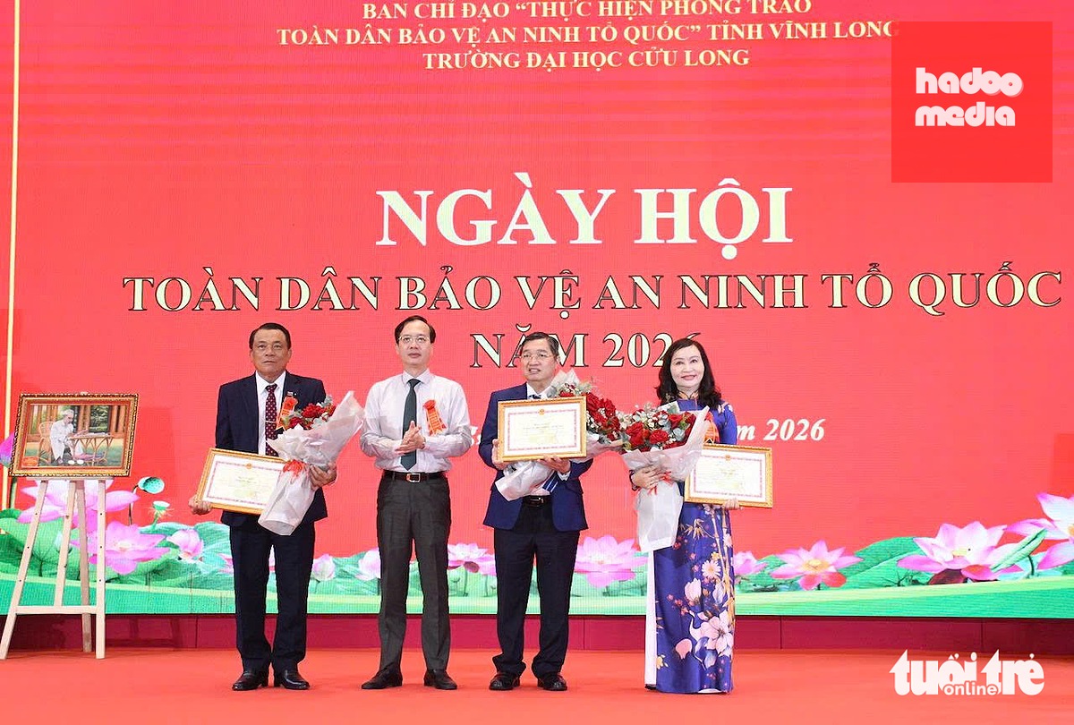 Chủ tịch UBND tỉnh Vĩnh Long Trần Trí Quang (thứ hai từ trái qua) trao bằng khen - Ảnh: HOÀI THƯƠNG