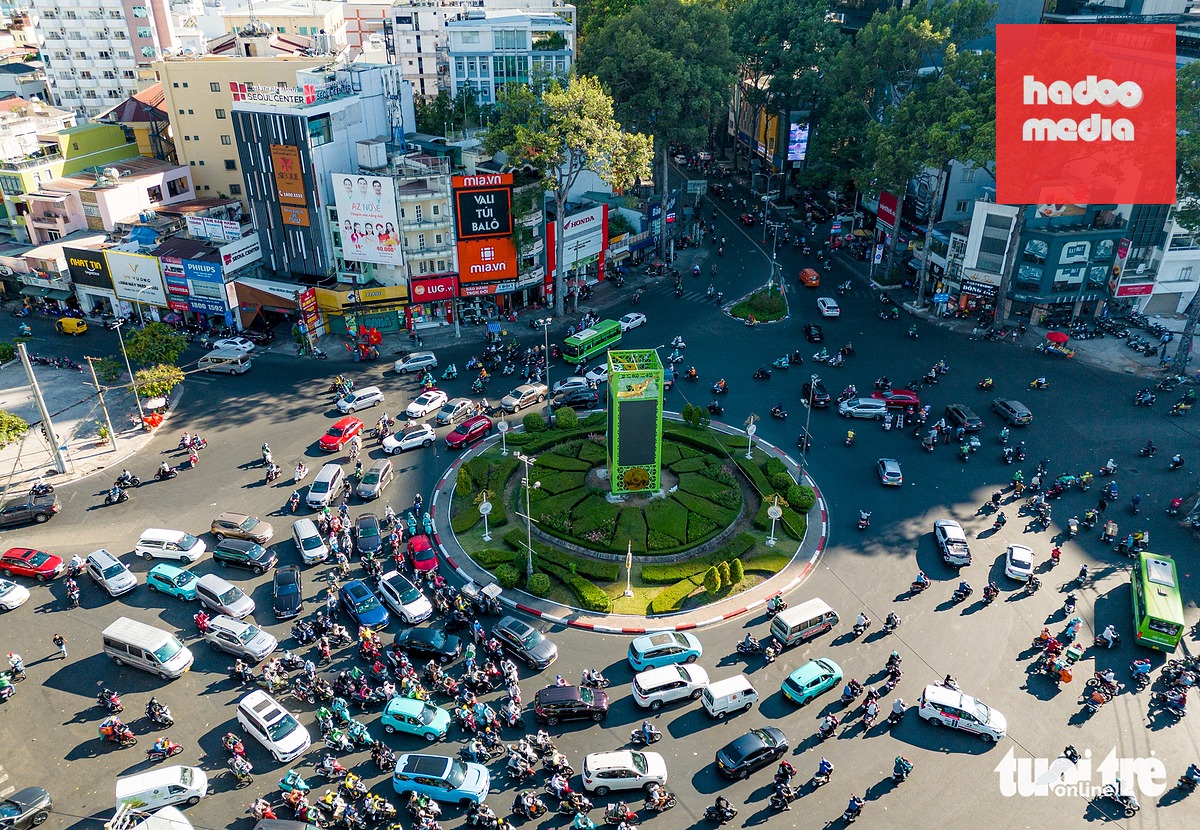 Khu vực ngã 6 Dân Chủ hiện nay đang chức giao thông bằng đảo xuyến, thường xuyên bị ùn ứ. Nhiều người dân hy vọng cầu vượt thép sớm được xây dựng - Ảnh: CHÂU TUẤN