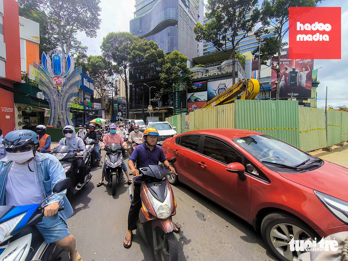 Ùn ứ tại ngã 6 Dân Chủ xảy ra vào giờ cao điểm, đặc biệt trong thời gian rào chặn một số vị trí để thăm dò, xây dựng dự án metro số 2 - Ảnh: CHÂU TUẤN
