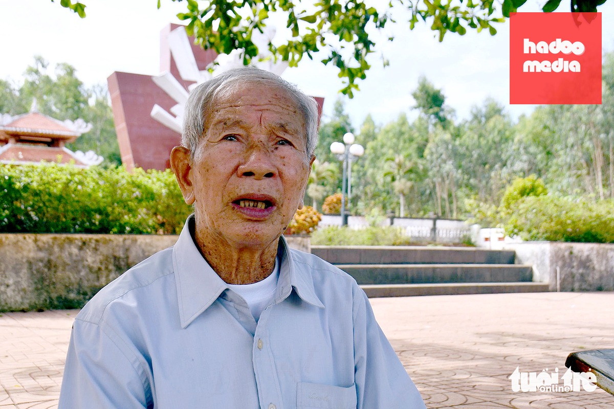 Ông Nguyễn Khắc Thơ là người trực tiếp tham gia đào địa đạo nhớ về quá khứ anh hùng và đau thương của nơi này - Ảnh: TRẦN MAI