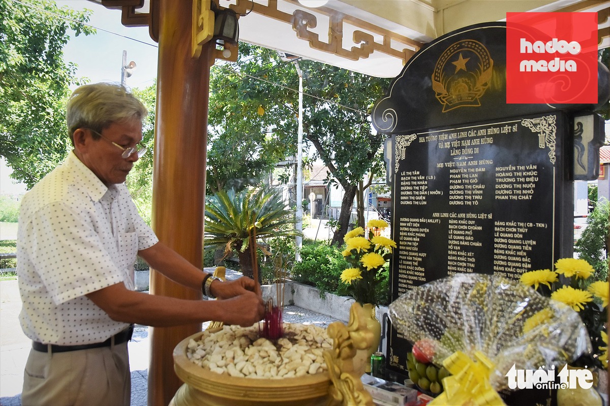 Người dân, thân nhân liệt sĩ đến thắp hương tưởng niệm tại bia tưởng niệm anh linh các anh hùng liệt sĩ và Bà mẹ Việt Nam anh hùng tại làng Đồng Di - Ảnh: NGUYỄN DO