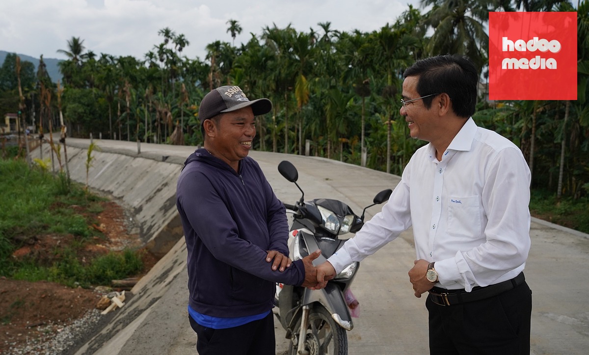 Ông Phạm Quốc Vương (phải), Chủ tịch UBND xã Thiện Tín, bắt tay cảm ơn ông Hà đã hiến đất mở đường vào di tích - Ảnh: TRẦN MAI