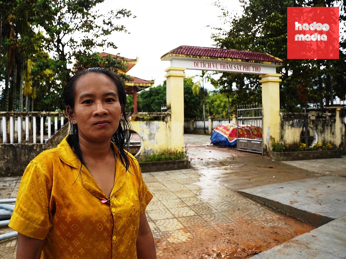 Chị Hậu, nhà đối diện di tích chẳng quan tâm mất bao nhiêu đất, với chị chỉ cần đường vào di tích thuận tiện là vui rồi - Ảnh: TRẦN MAI