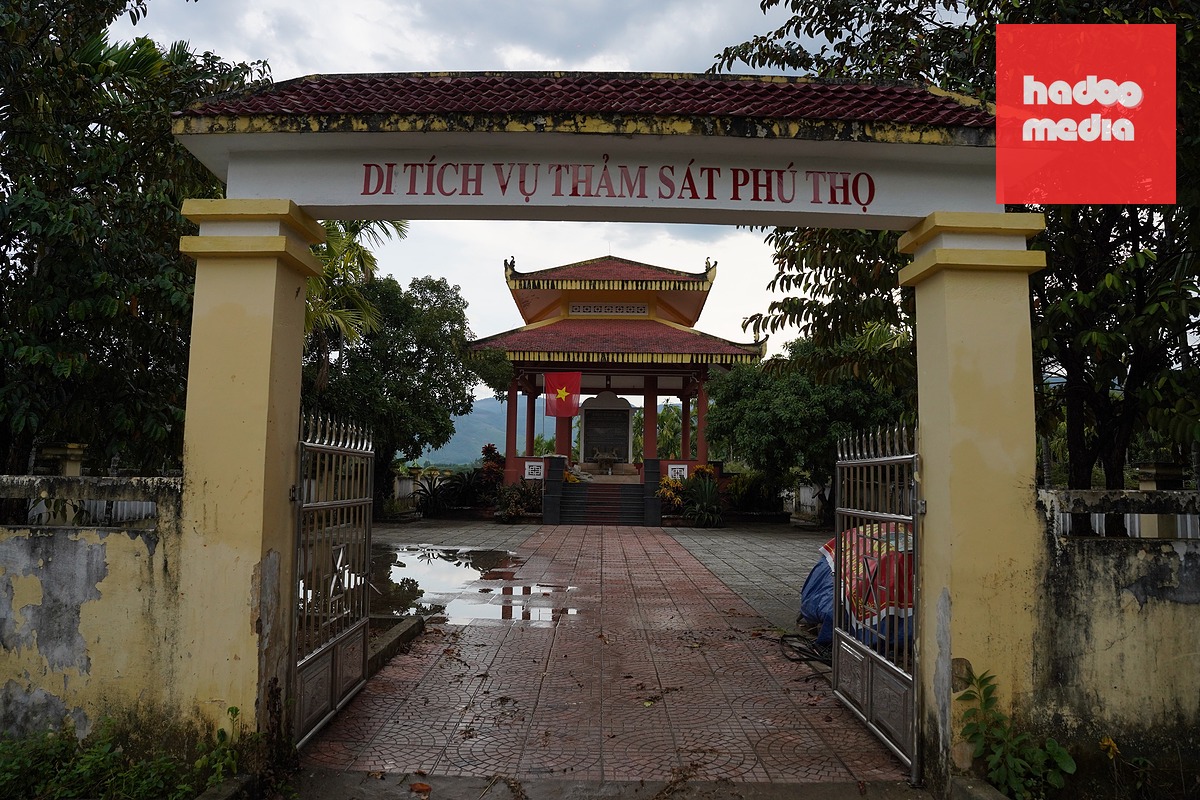 Di tích vụ thảm sát Phú Thọ, nơi ghi dấu 25 dân thường và 32 bộ đội đã ngã xuống trong cuộc chiến tranh vệ quốc - Ảnh: TRẦN MAI