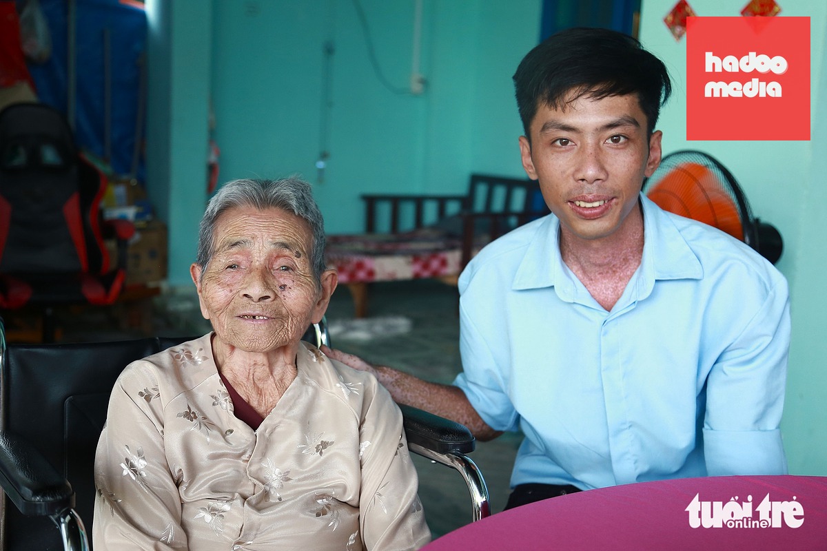 Mẹ Việt Nam anh hùng Nguyễn Thị Bún bày tỏ niềm vui khi hẻm dẫn vào nhà được nhựa hóa - Ảnh: NGỌC KHẢI