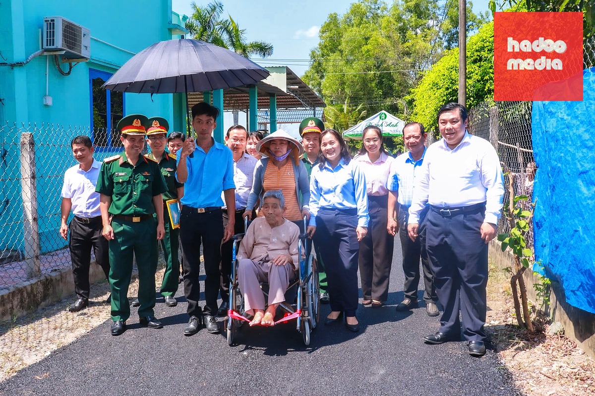 Mẹ Việt Nam anh hùng Nguyễn Thị Bún và các đại biểu tham quan tuyến hẻm vào ngày khánh thành - Ảnh: Xã Thái Mỹ