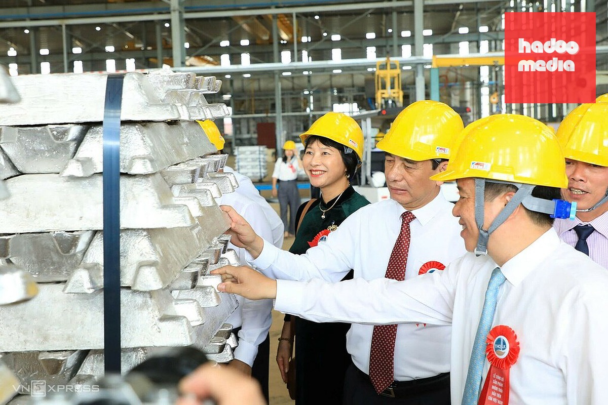 Phó Thủ tướng Phan Văn Giang cùng lãnh đạo tỉnh Lâm Đồng xem các sản phẩm nhôm thỏi đã ra lò tại Nhà máy Điện phân nhôm Đắk Nông, sáng 26/7. Ảnh: Lê Phước