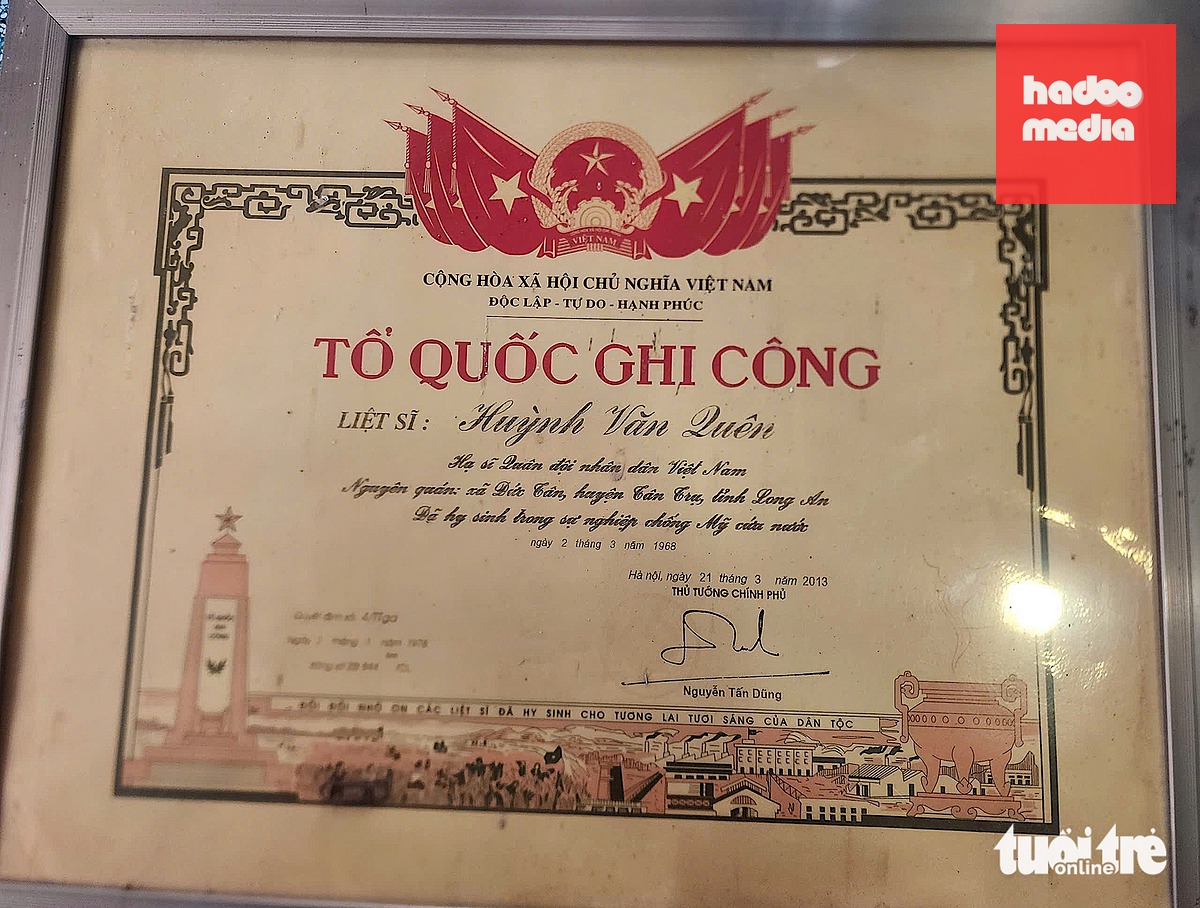 Bằng Tổ quốc ghi công liệt sĩ Huỳnh Văn Quên gia đình đang thờ tự trước khi hình ảnh ông được phục dựng - Ảnh: SƠN LÂM