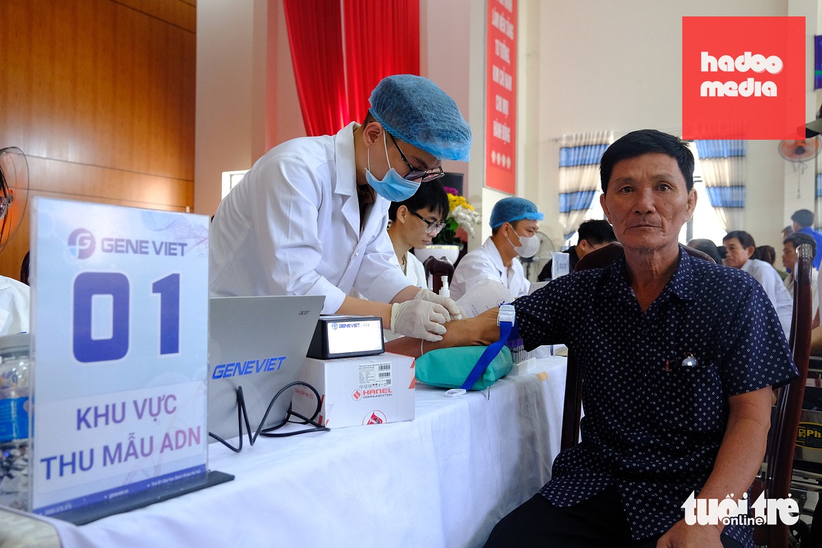 Mẫu ADN của ông Huỳnh Văn Mười đang đợi đối chiếu với ADN lấy từ bộ hài cốt liệt sĩ tìm thấy ở công viên Lê Thị Riêng - Ảnh: SƠN LÂM