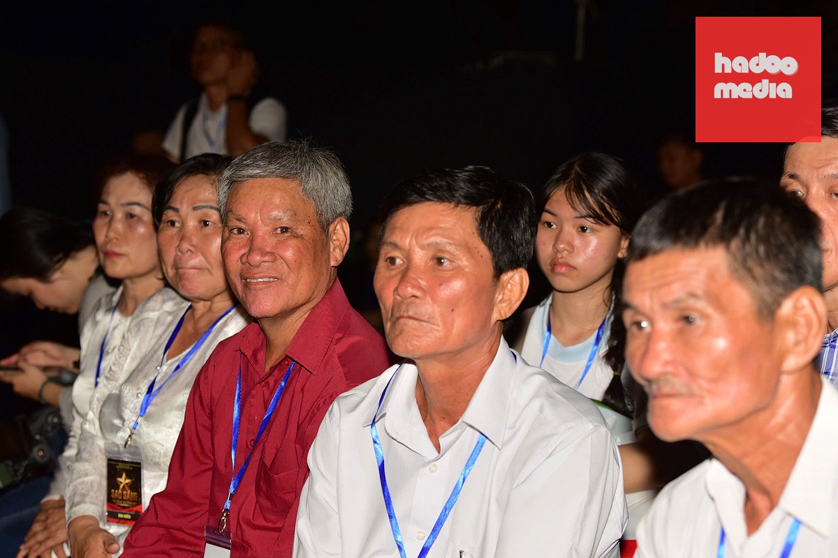 Gia đình ông Huỳnh Văn Nhỏ tại điểm cầu truyền hình công viên Lê Thị Riêng tối 26-7 - Ảnh: TRÍ ĐỨC
