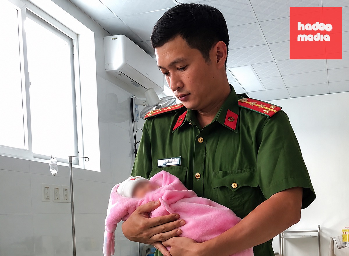 Cháu bé sơ sinh bị bỏ rơi trước cổng chùa đã được Công an xã Ia Tơi đưa đến cơ sở y tế chăm sóc - Ảnh: Công an Quảng Ngãi