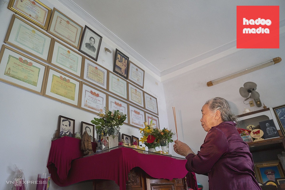 Bà Thanh chăm lo hương khói cho 5 liệt sĩ, trong đó có bố mẹ ruột, bố mẹ chồng và người em trai của chồng. Ảnh: Nguyễn Đông