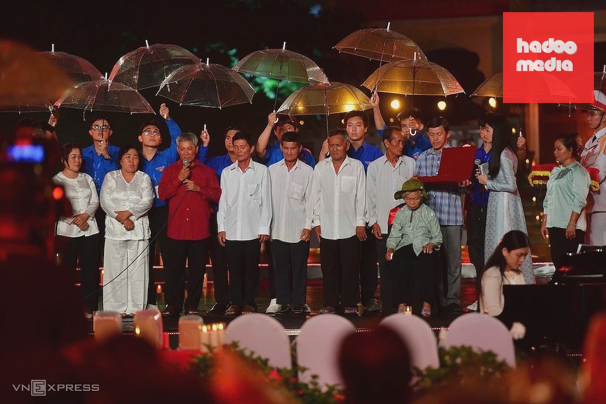 Gia đình ông Huỳnh Văn Mười, cùng bà Nguyễn Thị Lệ (ngồi) nhận di vật của liệt sĩ Huỳnh Văn Quên được tìm thấy ở công viên Lê Thị Riêng. Ảnh: Thanh Tùng