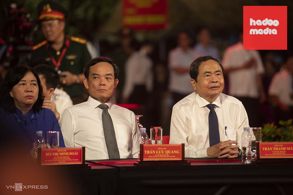 Nước mắt trong đêm tưởng niệm liệt sĩ tại công viên Lê Thị Riêng