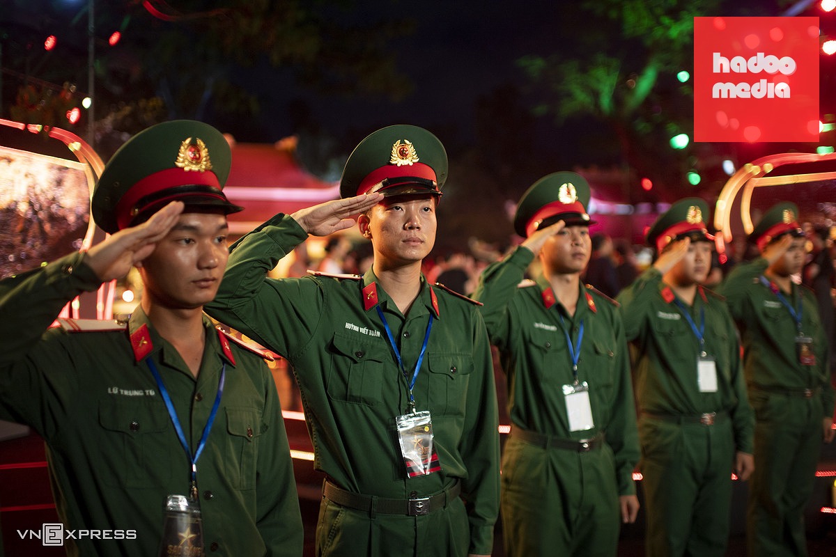 Nước mắt trong đêm tưởng niệm liệt sĩ tại công viên Lê Thị Riêng