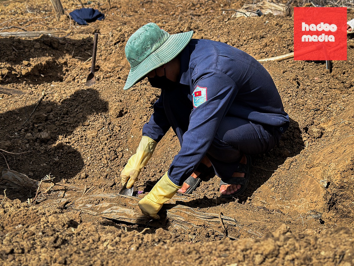 Chiến sĩ Đội K73 quy tập hài cốt liệt sĩ tại tỉnh Battambang mùa khô năm nay. Ảnh: Hoàng Nam