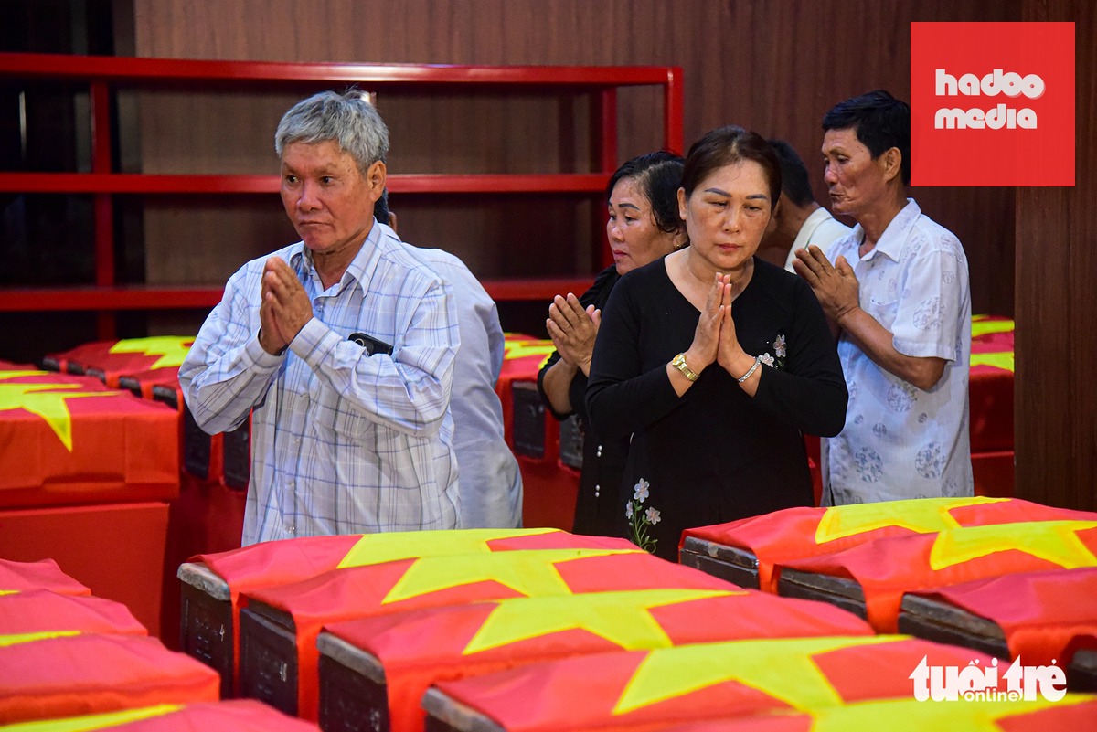 Gia đình thân nhân liệt sĩ Huỳnh Văn Quên thành kính tại khu vực nhà quàn hài cốt các anh hùng liệt sĩ được tìm thấy tại công viên Lê Thị Riêng (phường Hòa Hưng, TP.HCM, khu vực quận 10 trước đây) - Ảnh: TRÍ ĐỨC