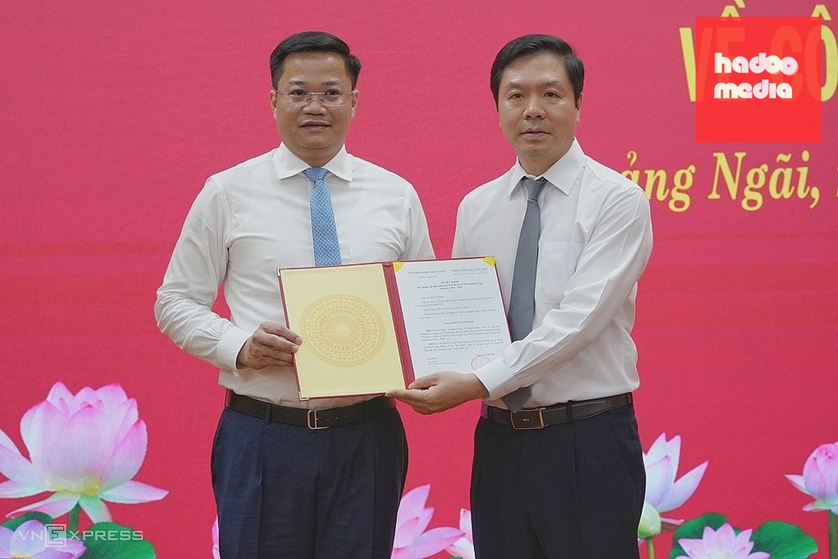 Ông Nguyễn Đức Tâm (trái) nhận quyết định từ ông Trịnh Mạnh Linh. Ảnh: Phạm Linh