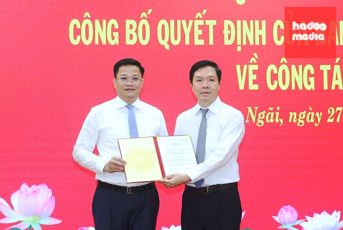 Ông Nguyễn Đức Tâm (trái) nhận quyết định giữ chức Phó bí thư Tỉnh ủy Quảng Ngãi - Ảnh: TRẦN MAI