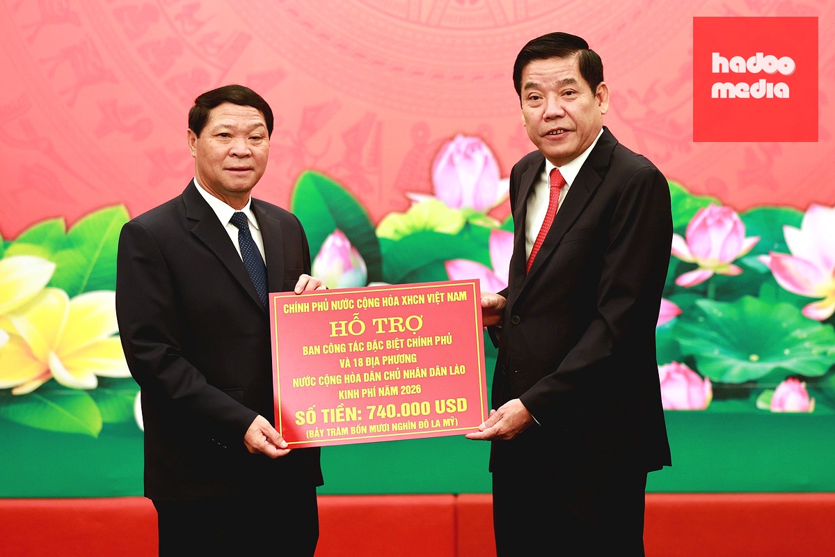 Thượng tướng Nguyễn Văn Gấu, Ủy viên Trung ương Đảng, Thứ trư­ởng Bộ Quốc phòng trao kinh phí hỗ trợ năm 2026 của Chính phủ Việt Nam cho Thượng tướng Vongsone Inpanphim, Bí thư Trung ương Đảng, Thứ trưởng Bộ Quốc phòng, Chủ nhiệm Tổng cục Chính trị Quân đội nhân dân Lào - Ảnh: LÊ TRẦM